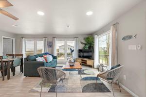 Χώρος καθιστικού στο Cozy Beach Home, Short Walk to Water and Fishing Spots