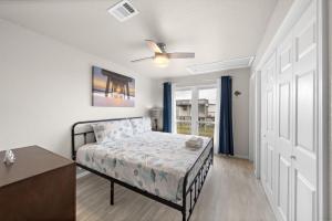 Ένα ή περισσότερα κρεβάτια σε δωμάτιο στο Cozy Beach Home, Short Walk to Water and Fishing Spots