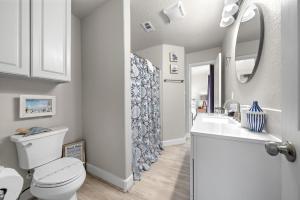 Ένα μπάνιο στο Cozy Beach Home, Short Walk to Water and Fishing Spots +29 φωτογραφίες