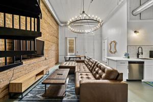 Кухня или мини-кухня в Historic and Central Downtown Galveston Flat
 +35 фотографий