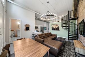Гостиная зона в Historic and Central Downtown Galveston Flat
