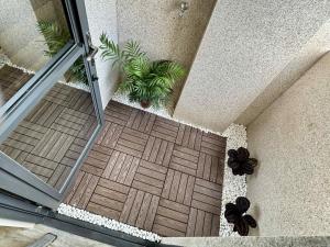 an overhead view of an open door with potted plants at 竺韵旅宿 in Zhushan