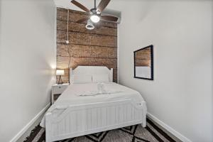 Кровать или кровати в номере Historic and Central Downtown Galveston Flat
