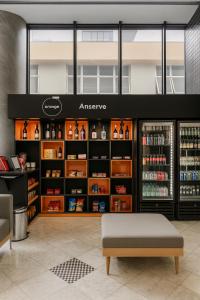 un magasin avec une gamme de produits sur des étagères dans l'établissement BOOK A FLAT Jardim Paulista em Hotel, à São Paulo
