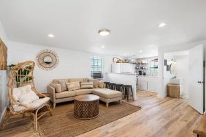 Η κουζίνα ή μικρή κουζίνα στο Beach Bungalow with Gorgeous Deck, Close to Beach