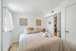 Ένα ή περισσότερα κρεβάτια σε δωμάτιο στο Beach Bungalow with Gorgeous Deck, Close to Beach