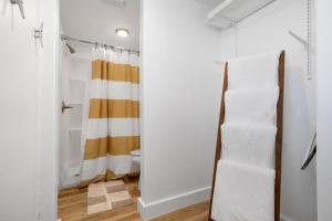 Ένα μπάνιο στο Beach Bungalow with Gorgeous Deck, Close to Beach +17 φωτογραφίες