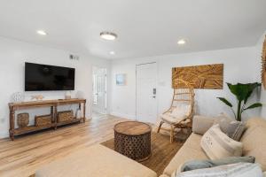 Μια τηλεόραση ή/και κέντρο ψυχαγωγίας στο Beach Bungalow with Gorgeous Deck, Close to Beach