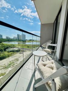 einen Balkon mit einem Tisch und Stühlen sowie Flussblick in der Unterkunft Nuevo apto familiar cerca al mar in Santa Marta