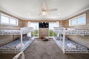 een slaapkamer met een stapelbed in een huis bij Secluded beachfront home with panoramic ocean views, private pool and huge deck in Hercules Offshore Heliport +40 foto's