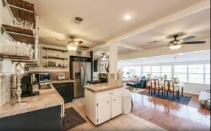 Χώρος καθιστικού στο Beach bungalow with multiple decks, only 3-4 blocks from the beach