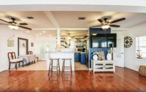 Χώρος καθιστικού στο Beach bungalow with multiple decks, only 3-4 blocks from the beach