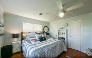 Ένα ή περισσότερα κρεβάτια σε δωμάτιο στο Beach bungalow with multiple decks, only 3-4 blocks from the beach