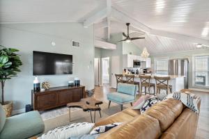 Μια τηλεόραση ή/και κέντρο ψυχαγωγίας στο Canal Front Bungalow with Screened Patio and Kayaks