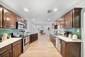 Köök või kööginurk majutusasutuses Sprawling estate with private pool and game room and guest house