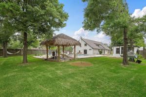 Aed väljaspool majutusasutust Sprawling estate with private pool and game room and guest house