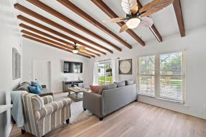 Istumisnurk majutusasutuses Sprawling estate with private pool and game room and guest house