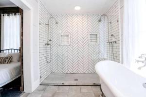 ein Bad mit einer Dusche und einer Badewanne in einem Zimmer in der Unterkunft Historic Galveston homes, close to all the island has to offer in Galveston + 51 Fotos