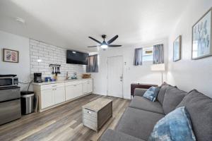 Η κουζίνα ή μικρή κουζίνα στο Cozy ocean view apartment on Galvestons east end, close to cruise terminal