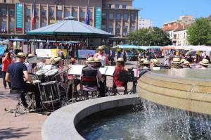 a group of people sitting in chairs around a fountain at Superbe appartement avec hauteur sous plafond à Poissy en plein centre Ville Ideal professionnels couples et famille in Poissy