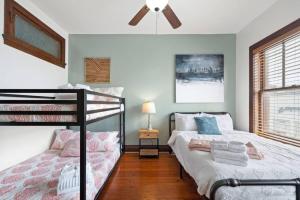 Ένα ή περισσότερα κρεβάτια σε δωμάτιο στο Charming loft near the historic strand in downtown