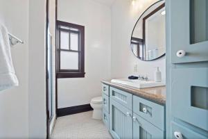 Ένα μπάνιο στο Charming loft near the historic strand in downtown +36 φωτογραφίες