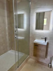 un baño con ducha y lavabo en Canto Cigalo Duplex no 11, en Robion en Luberon 8 fotos más