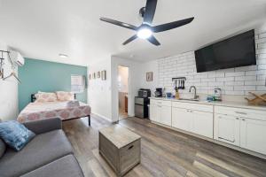 Ένα ή περισσότερα κρεβάτια σε δωμάτιο στο Charming Studio on Seawall, Close to Cruise Port