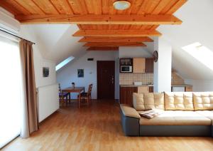 バラトンフェニヴェシュにあるFalevél Apartmanházのソファとテーブルのあるリビングルーム