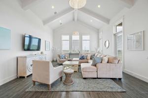 Μια τηλεόραση ή/και κέντρο ψυχαγωγίας στο Modern beach home with the best views of West Bay