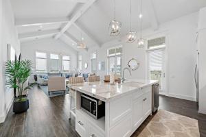 Η κουζίνα ή μικρή κουζίνα στο Modern beach home with the best views of West Bay