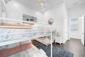 Ένα ή περισσότερα κρεβάτια σε δωμάτιο στο Modern beach home with the best views of West Bay