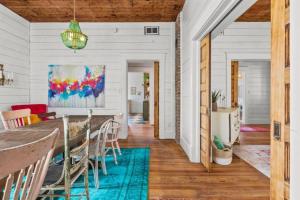 Posezení v ubytování Historic chic and modern home blocks from the famous Strand