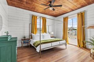 Postel nebo postele na pokoji v ubytování Historic chic and modern home blocks from the famous Strand