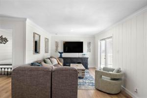 Χώρος καθιστικού στο Cozy Canal-Front Beach Bungalow with Great Views