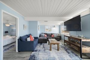 Et opholdsområde på Beach Bungalow with Large Yard and Spectacular Ocean Views