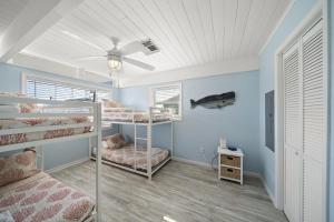 En eller flere senge i et værelse på Beach Bungalow with Large Yard and Spectacular Ocean Views + 53 billeder