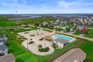 Swimmingpoolen hos eller tæt på Beach Bungalow with Large Yard and Spectacular Ocean Views