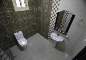a bathroom with a toilet and a sink at وحدة سكنية فاخرة الوسام in Taif