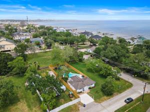 una vista aérea de una ciudad con una casa y el océano en Beautiful home with pool near Kemah Boardwalk, en Kemah