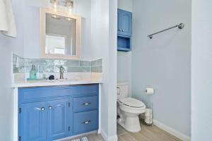 Ένα μπάνιο στο Cozy bungalow close to the beach with fire pit +48 φωτογραφίες