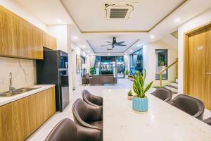 Dapur atau dapur kecil di Villa Centrel FLC Sầm Sơn Vị Trí Gần Bãi Biển