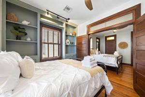 Ένα ή περισσότερα κρεβάτια σε δωμάτιο στο The perfect loft in the perfect location for everything Galveston has to offer