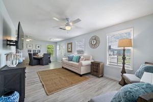 Posezení v ubytování Cozy and charming getaway with deck, close to beach