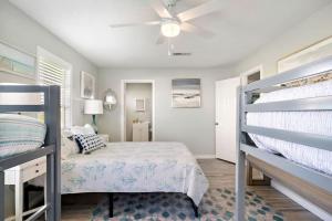 Postel nebo postele na pokoji v ubytování Cozy and charming getaway with deck, close to beach