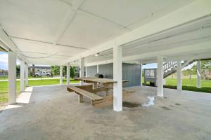 Fotografie z fotogalerie ubytování Cozy and charming getaway with deck, close to beach v destinaci Stingaree