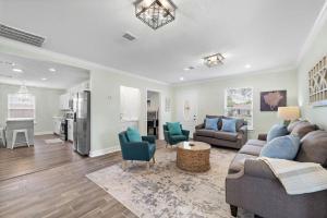 Χώρος καθιστικού στο Island home with private pool and game room