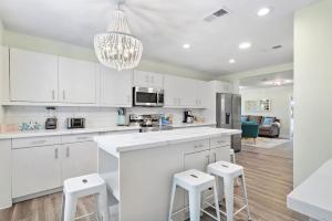 Η κουζίνα ή μικρή κουζίνα στο Island home with private pool and game room