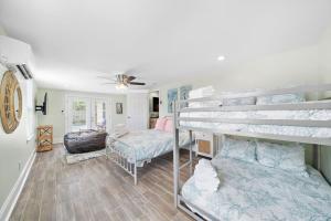 Ένα ή περισσότερα κρεβάτια σε δωμάτιο στο Island home with private pool and game room