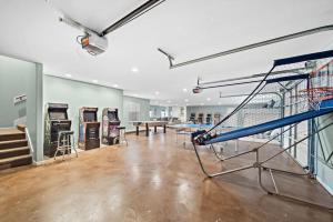 Φωτογραφία από το άλμπουμ του Huge lakefront retreat with private pier, pool, game room and outdoor fire pit σε Onalaska